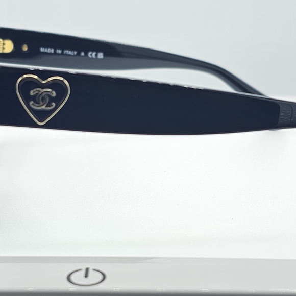 CHANEL Ref.5478 C501/S4, BLACK SUNGLASSES CHANEL HEART LOGO - Picture 8 of 15